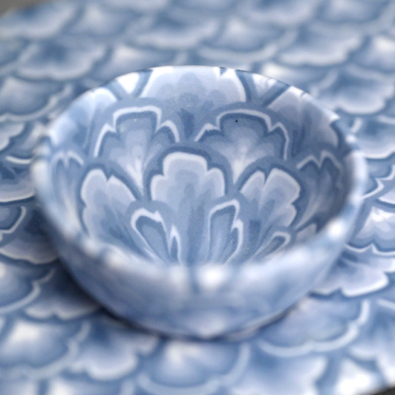 Sake Cup & Plate Set, Blue ー草場 勇次 “練上焼〆波文 板皿”