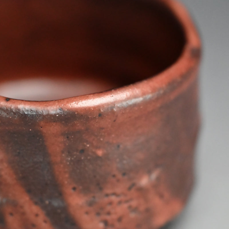 Superlative Fire-red Shino Chawan ー山田 和 “志野茶盛”