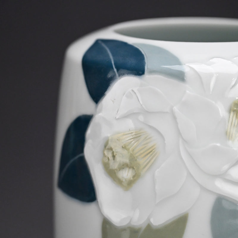 Porcelain Vase, Camellia ー塚本 司郎 "彩磁椿文花瓶"