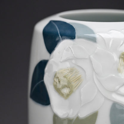 Porcelain Vase, Camellia ー塚本 司郎 "彩磁椿文花瓶"