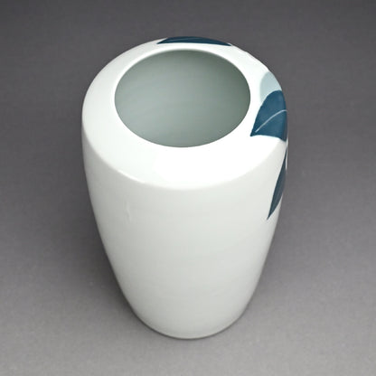 Porcelain Vase, Camellia ー塚本 司郎 "彩磁椿文花瓶"