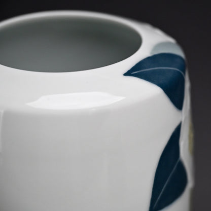 Porcelain Vase, Camellia ー塚本 司郎 "彩磁椿文花瓶"