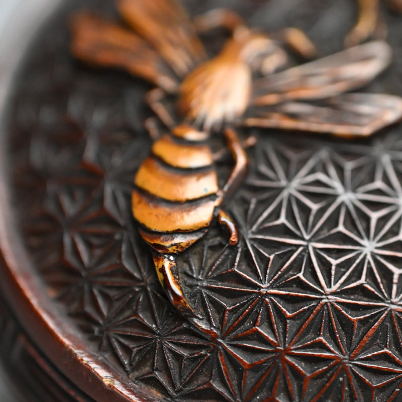 螺鈿蒔絵 蜂図香合 – Kura Monzen Gallery