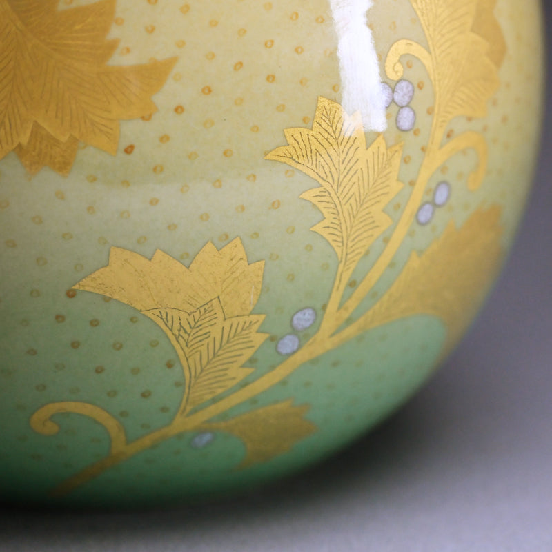 Exceedingly Rare LNT Kinrande Porcelain Vase ー𠮷田 美統 “釉裏金彩葉唐章文 花瓶”