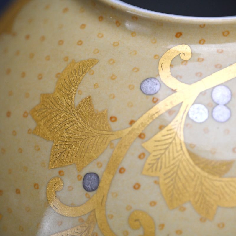 Exceedingly Rare LNT Kinrande Porcelain Vase ー𠮷田 美統 “釉裏金彩葉唐章文 花瓶”