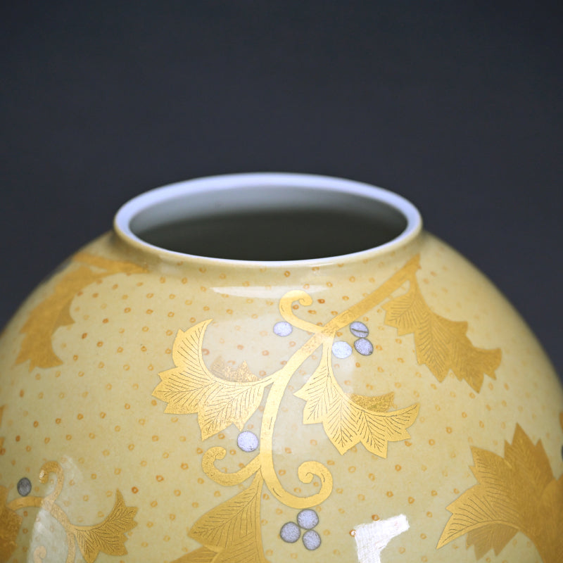 Exceedingly Rare LNT Kinrande Porcelain Vase ー𠮷田 美統 “釉裏金彩葉唐章文 花瓶”