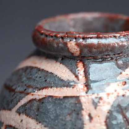 Nezumi Shino Vase ー若尾 利貞 “鼡志野 花生”