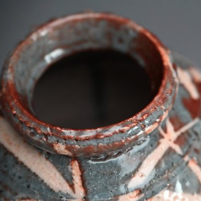 Nezumi Shino Vase ー若尾 利貞 “鼡志野 花生”