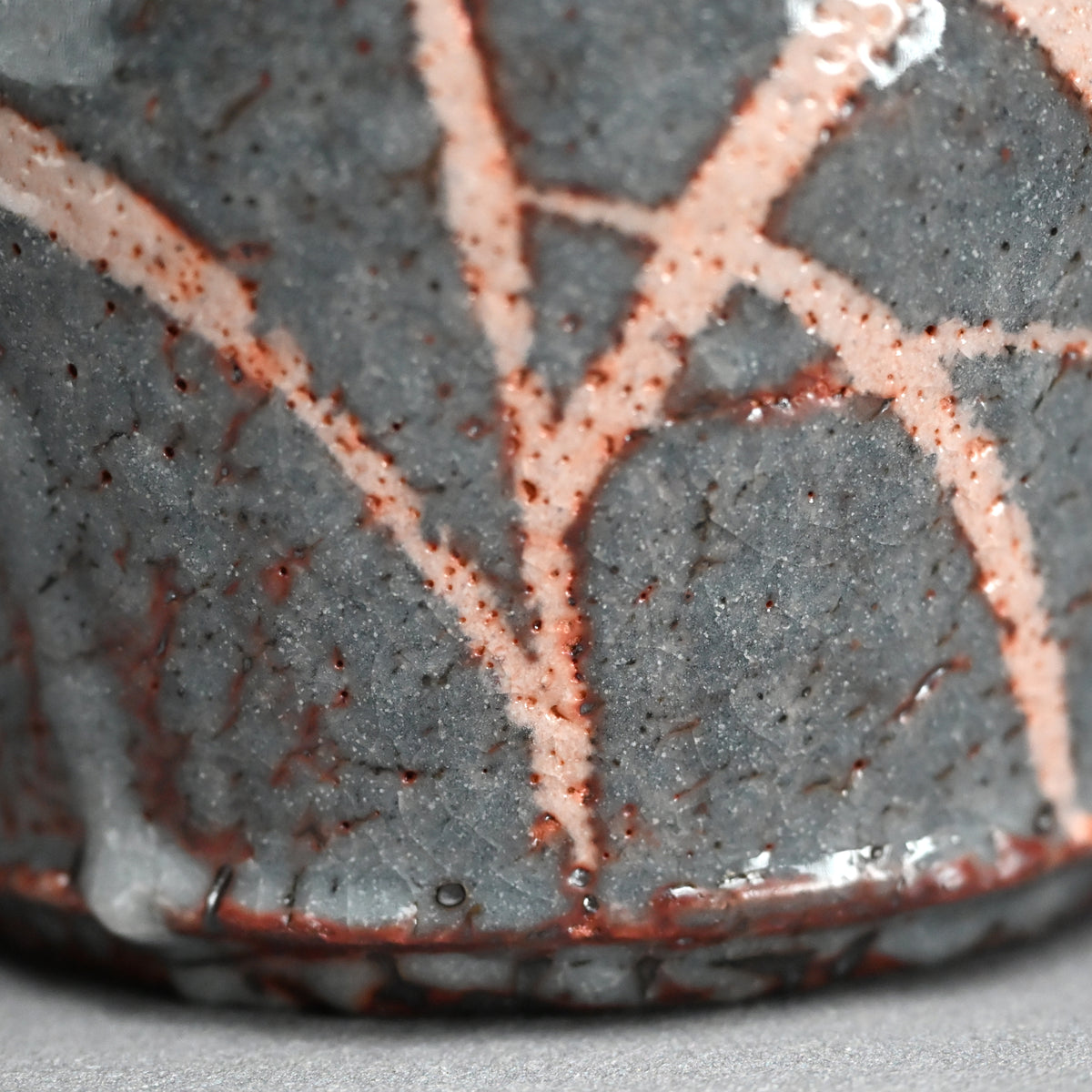 Nezumi Shino Vase ー若尾 利貞 “鼡志野 花生”