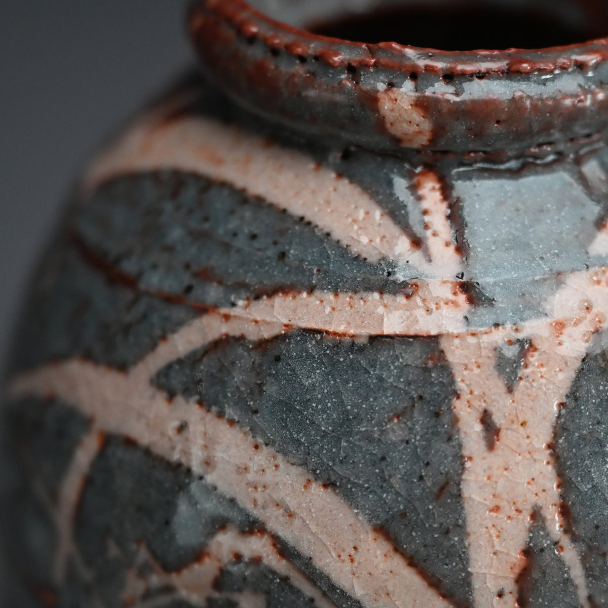 Nezumi Shino Vase ー若尾 利貞 “鼡志野 花生”