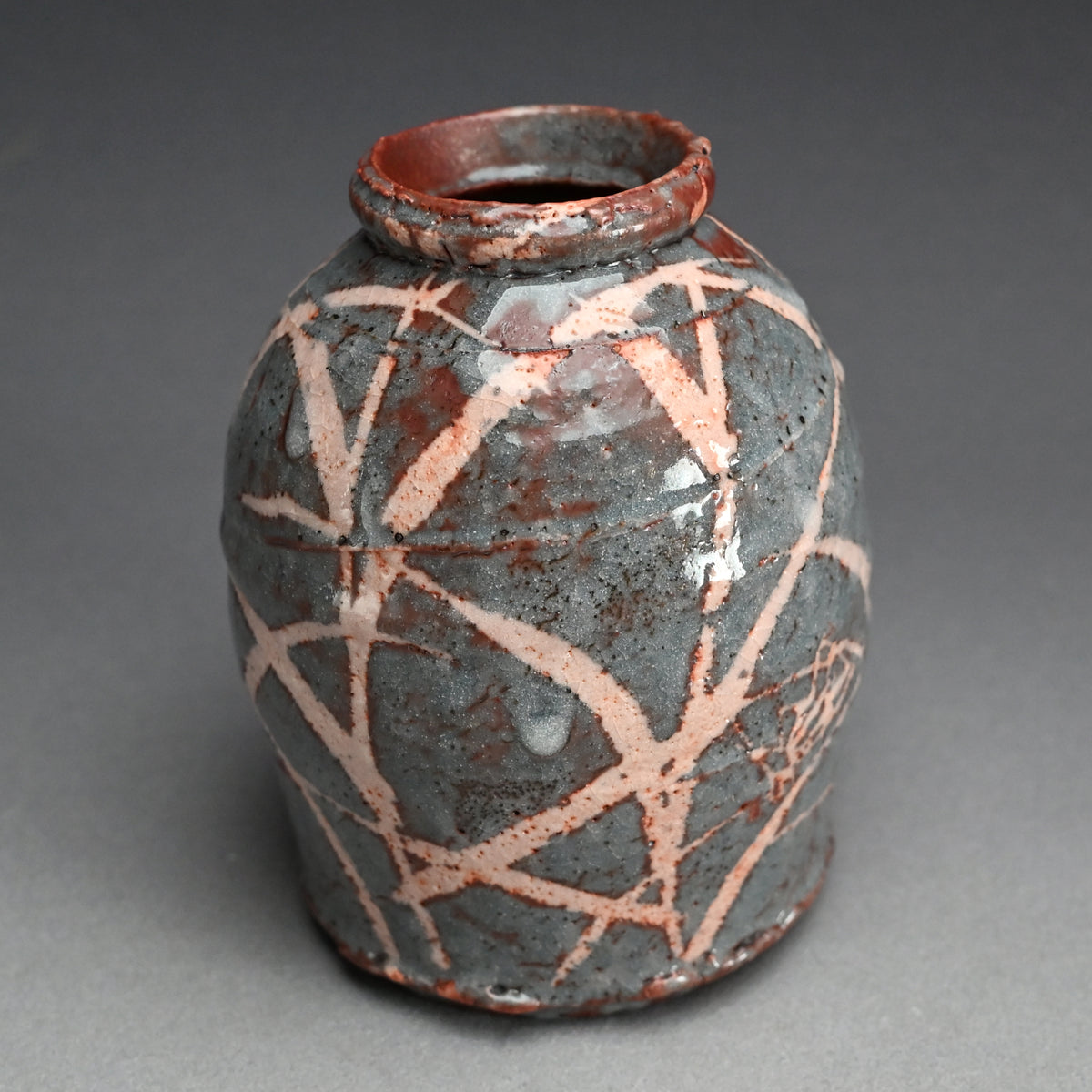 Nezumi Shino Vase ー若尾 利貞 “鼡志野 花生”