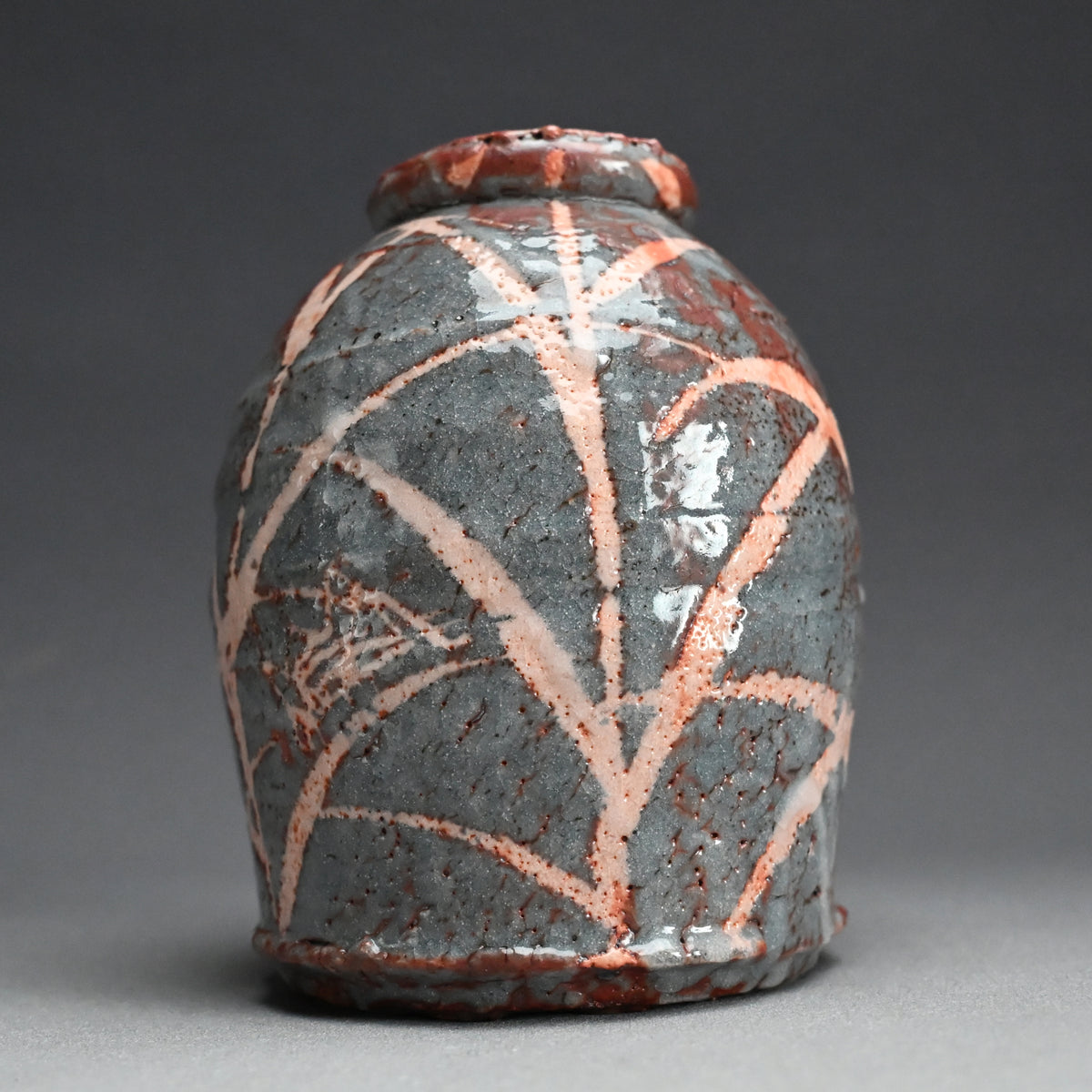 Nezumi Shino Vase ー若尾 利貞 “鼡志野 花生”