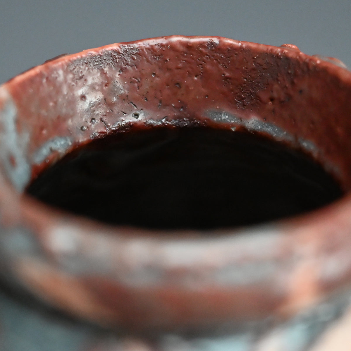 Nezumi Shino Vase ー若尾 利貞 “鼡志野 花生”