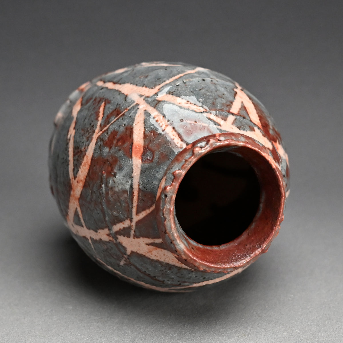 Nezumi Shino Vase ー若尾 利貞 “鼡志野 花生”