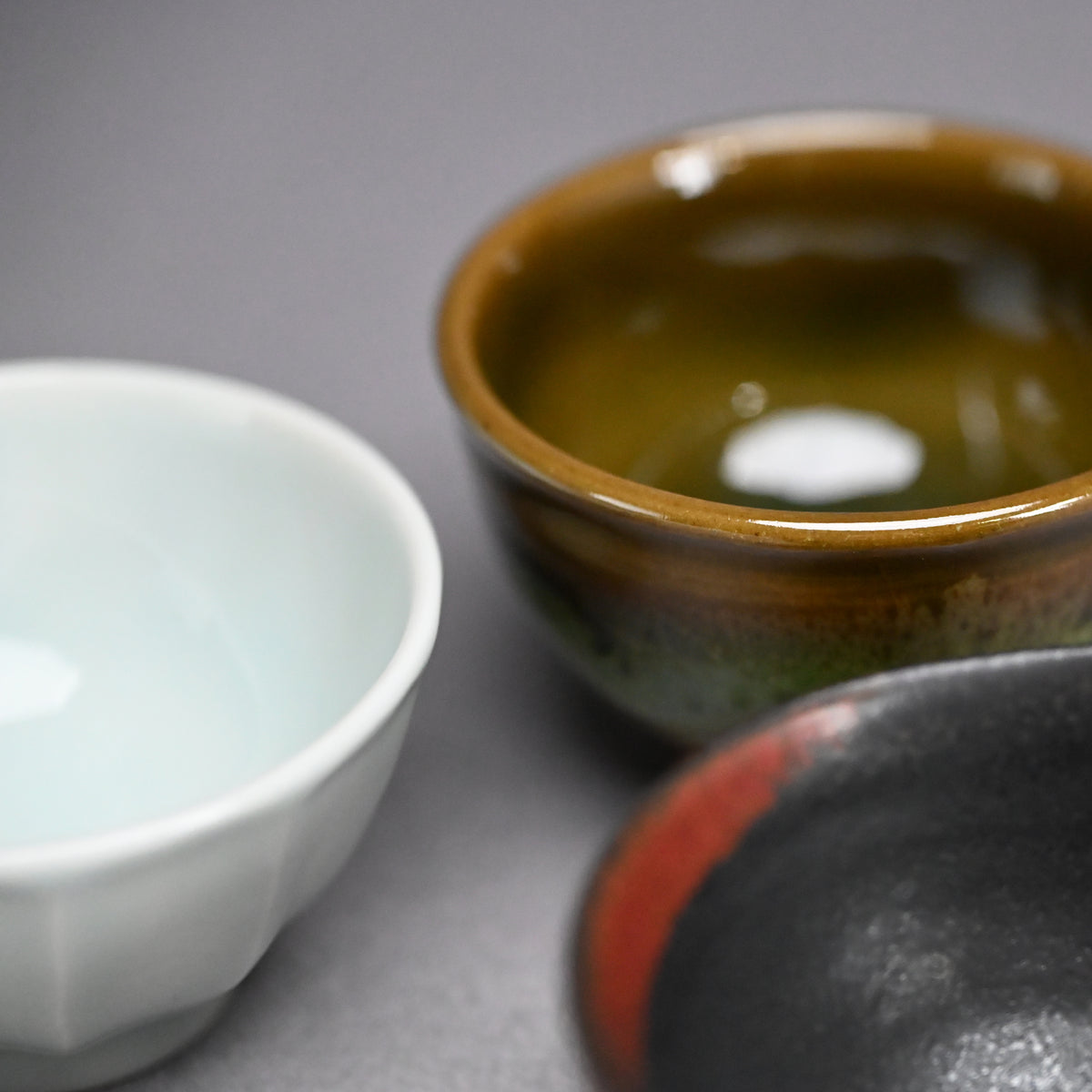 Guinomi Set: Morino, Yanagihara, and Miyanaga ー“参盃”, 森野 泰明 “黒銹” / 柳原 睦夫 “彩釉” / 宮永 理吉 “影青”