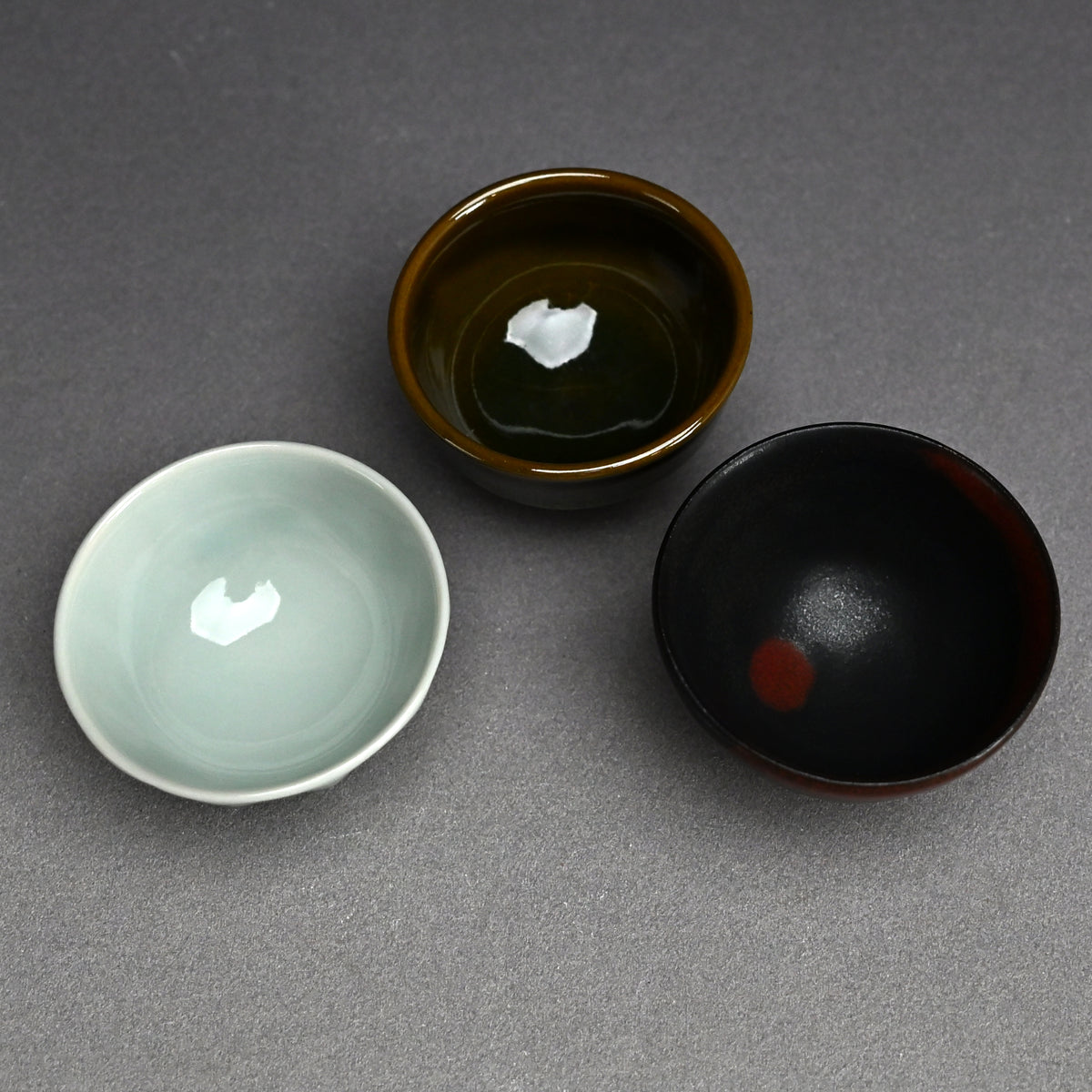 Guinomi Set: Morino, Yanagihara, and Miyanaga ー“参盃”, 森野 泰明 “黒銹” / 柳原 睦夫 “彩釉” / 宮永 理吉 “影青”