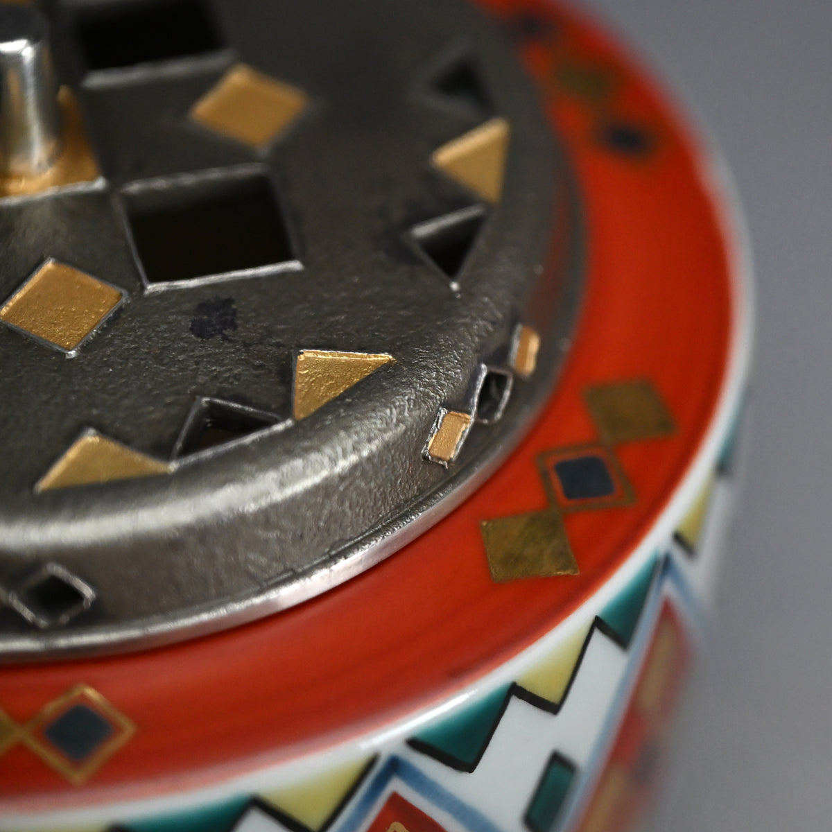 Rare Koro Censer w/ LNT Tomimoto Kenkichi ー北出 不二雄 “赤繪 金銀彩菱文様 香炉”, 倣 富本 憲吉