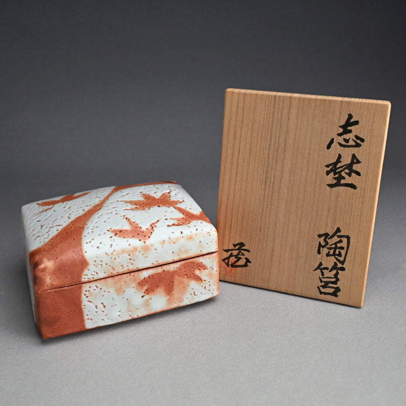 LNT 鈴木蔵「志野陶筥」― 秋の落葉 / 鈴木蔵 – Kura Monzen Gallery