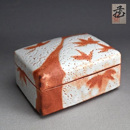LNT Tobako Ceramic Box with Autumn Leaves ー鈴木 蔵 “志埜 陶筥”