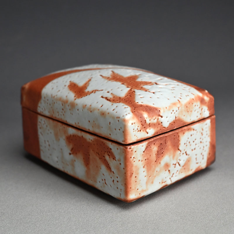 LNT Tobako Ceramic Box with Autumn Leaves ー鈴木 蔵 “志埜 陶筥”