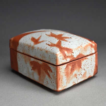 LNT Tobako Ceramic Box with Autumn Leaves ー鈴木 蔵 “志埜 陶筥”