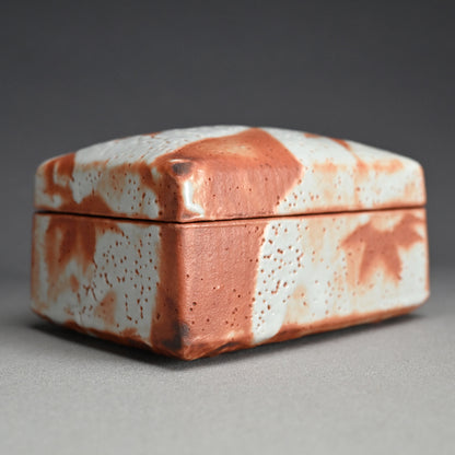 LNT Tobako Ceramic Box with Autumn Leaves ー鈴木 蔵 “志埜 陶筥”
