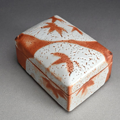 LNT Tobako Ceramic Box with Autumn Leaves ー鈴木 蔵 “志埜 陶筥”
