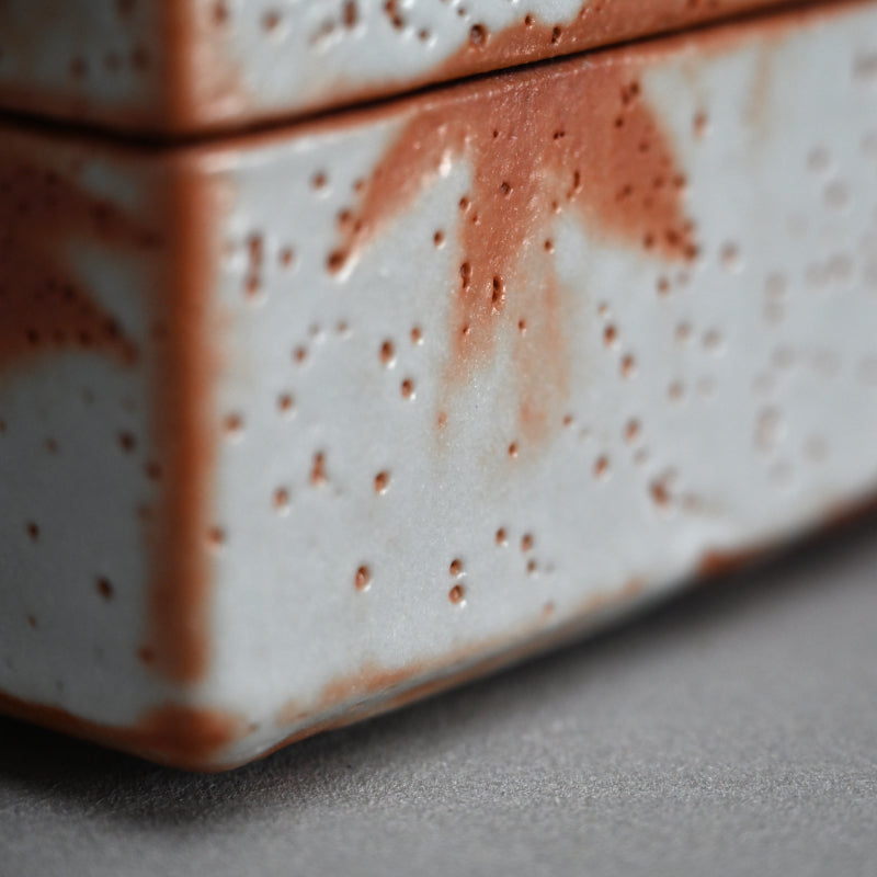 LNT Tobako Ceramic Box with Autumn Leaves ー鈴木 蔵 “志埜 陶筥”