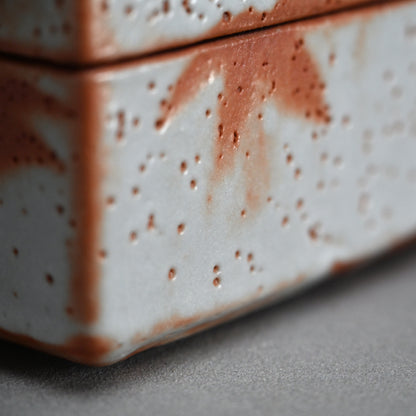 LNT Tobako Ceramic Box with Autumn Leaves ー鈴木 蔵 “志埜 陶筥”
