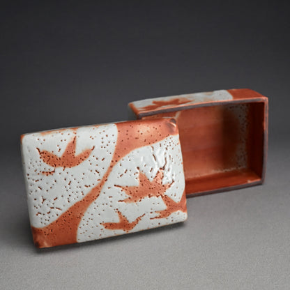 LNT Tobako Ceramic Box with Autumn Leaves ー鈴木 蔵 “志埜 陶筥”