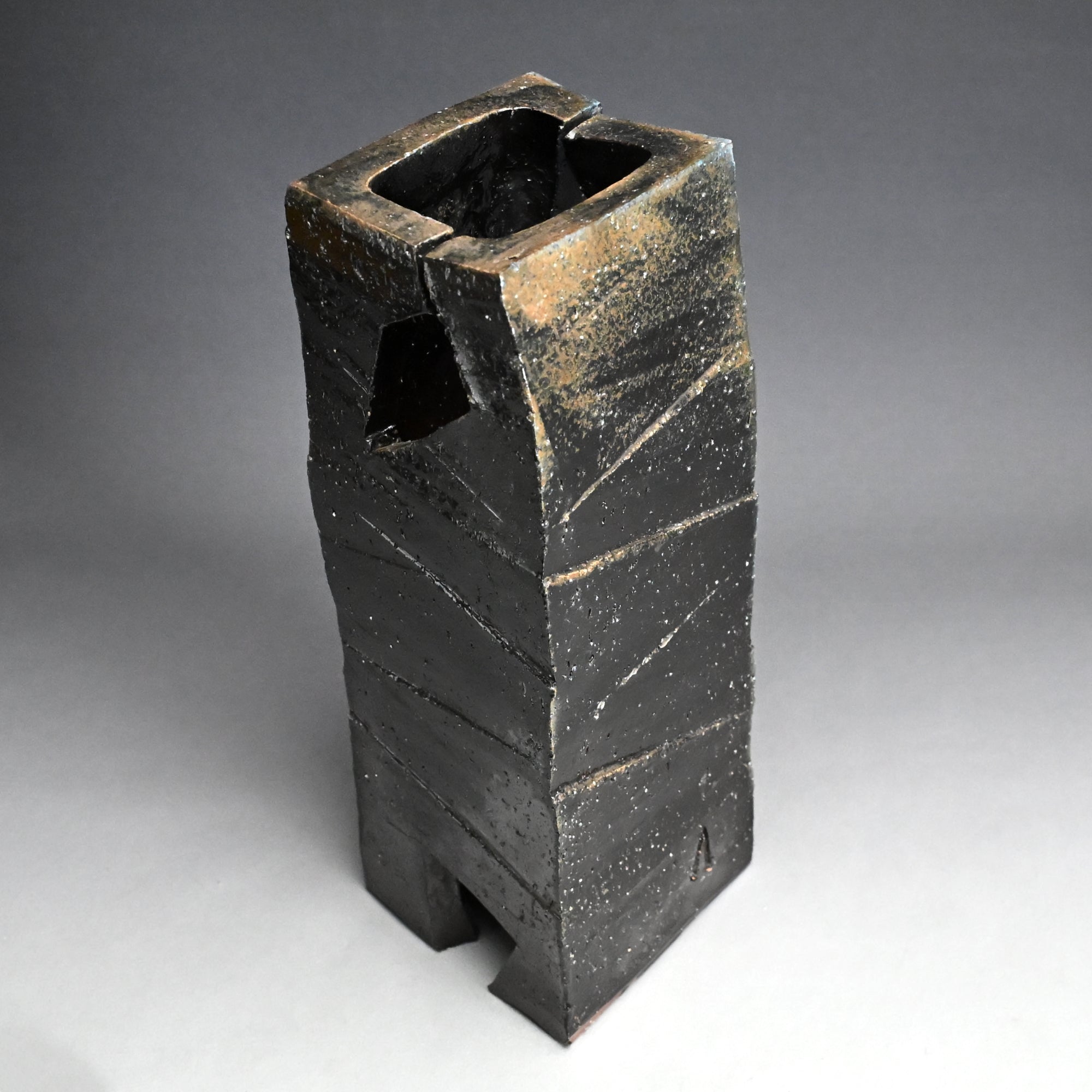 LNTによる備前の大型彫刻花器 ー 伊勢崎 淳 “備前 黒四方削壺” – Kura