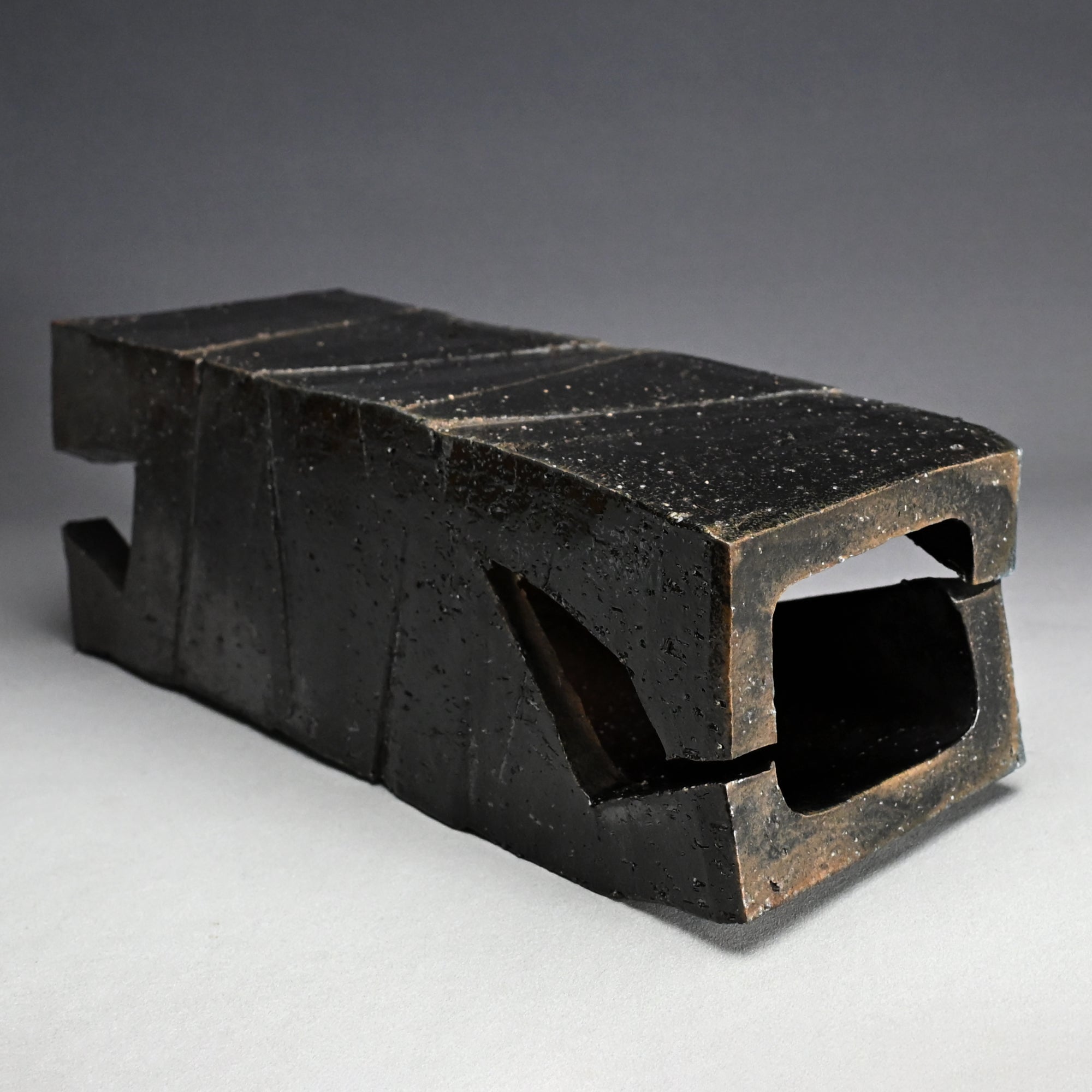 LNTによる備前の大型彫刻花器 ー 伊勢崎 淳 “備前 黒四方削壺” – Kura