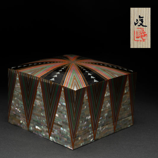 Glistening Geometric Lacquer Box ー服部 峻昇 “螺鈿飾箱 光彩”