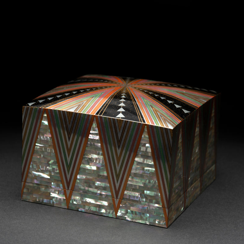 Glistening Geometric Lacquer Box ー服部 峻昇 “螺鈿飾箱 光彩”