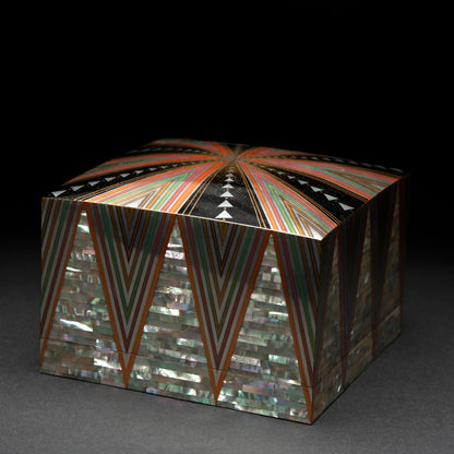 Glistening Geometric Lacquer Box ー服部 峻昇 “螺鈿飾箱 光彩”