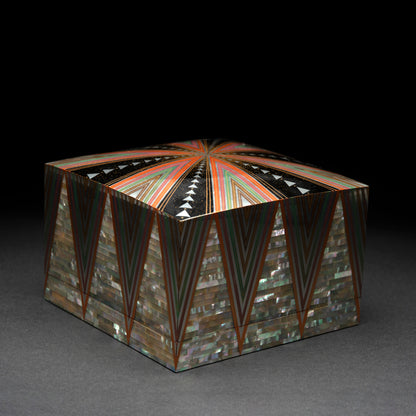Glistening Geometric Lacquer Box ー服部 峻昇 “螺鈿飾箱 光彩”
