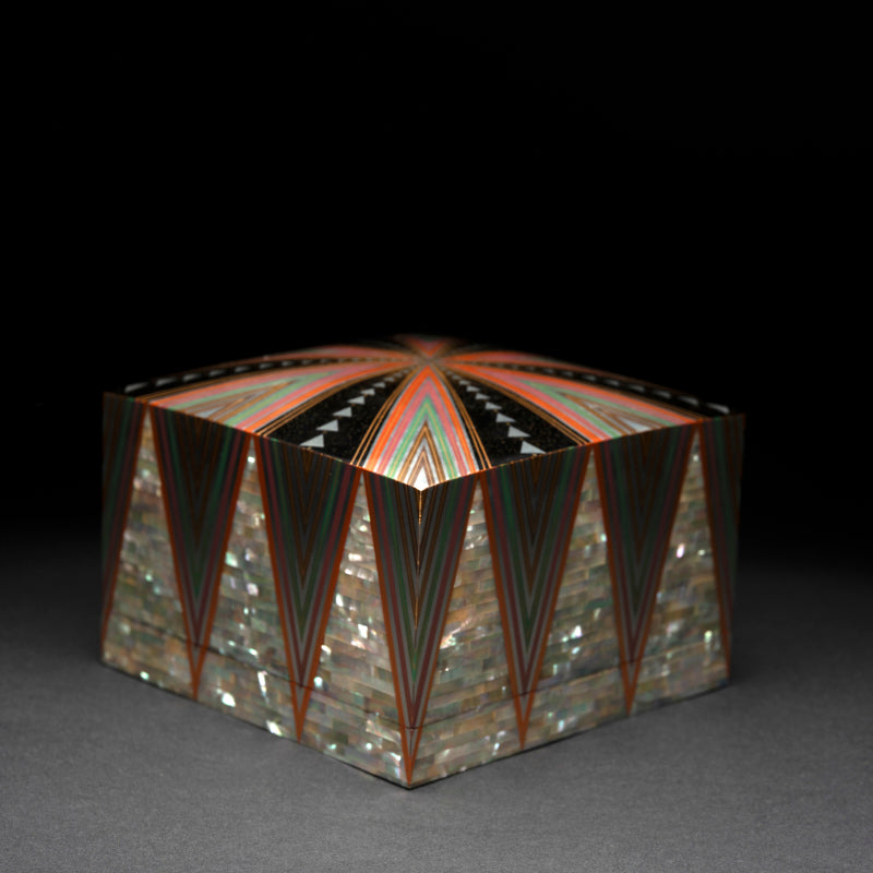 Glistening Geometric Lacquer Box ー服部 峻昇 “螺鈿飾箱 光彩”