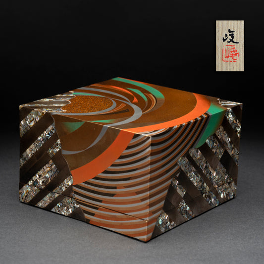 Incredible Inlayed Lacquer Box ー服部 峻昇 “耀貝飾箱 暁の海”