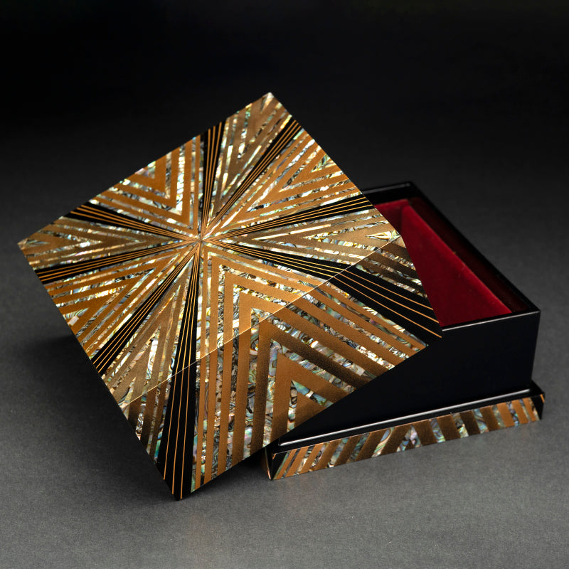 Geometric Contemporary Lacquer Box ー服部 峻昇 “耀貝飾箱 光彩”