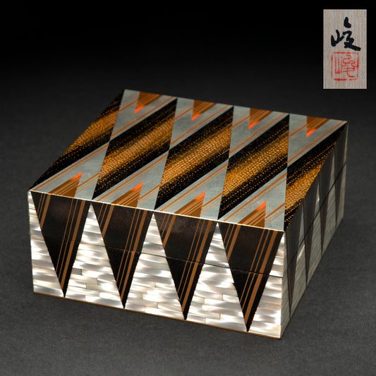 Wonderful Contemporary Lacquer Box ー服部 峻昇 “白耀貝小箱 光×風”