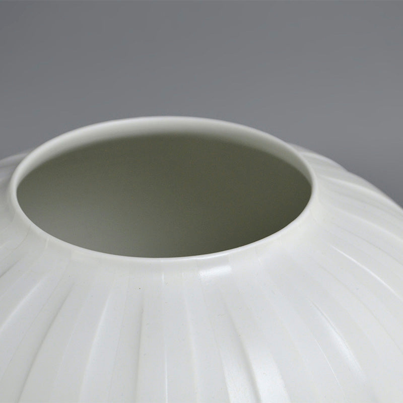 Exquisite Porcelain Vase ー庄村 久喜 "白砂彩磁 丸壺"
