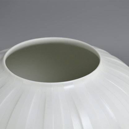 Exquisite Porcelain Vase ー庄村 久喜 "白砂彩磁 丸壺"