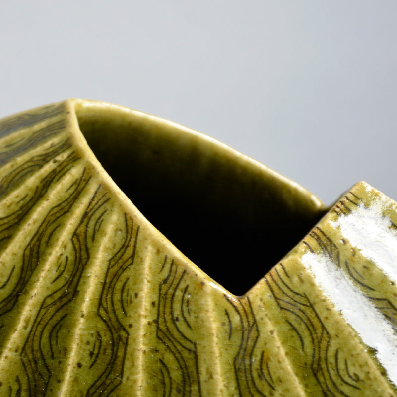 Exquisite Oribe Zogan Vase ー臼井 和成 "織部象嵌花器"