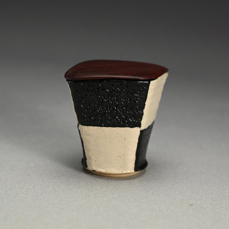 Kuro Oribe Ichimatsu Tea Container ー利茶土 ミルグリム “黒織部菱形市松茶器”