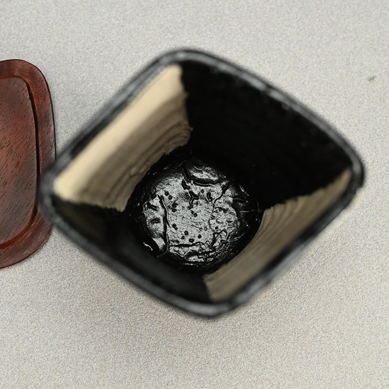 Kuro Oribe Ichimatsu Tea Container ー利茶土 ミルグリム “黒織部菱形市松茶器”