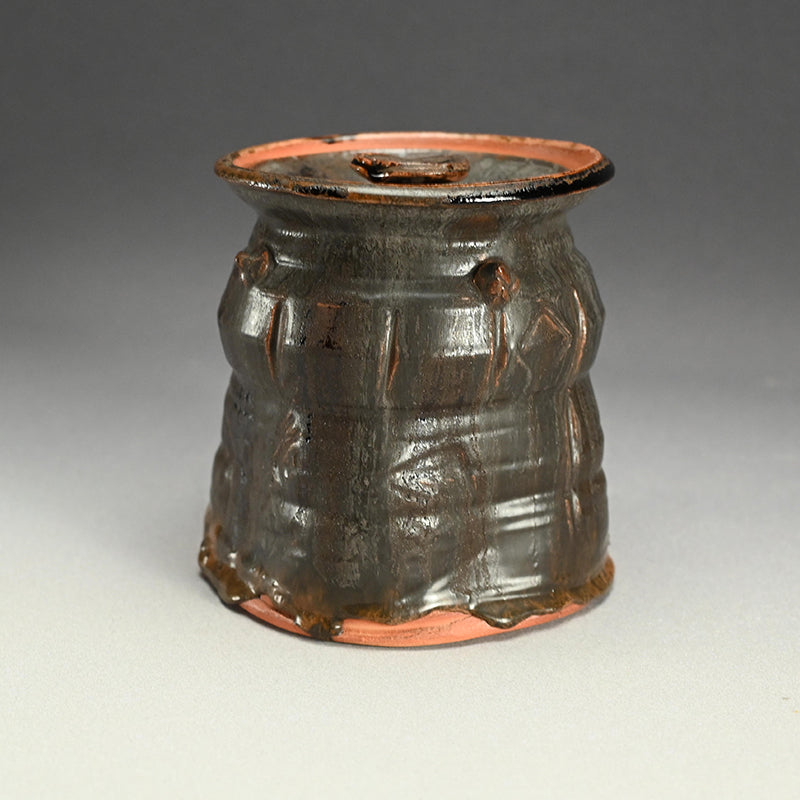 Glistening Dark Mizusashi ー利茶土 ミルグリム “黒釉擂座付水指”