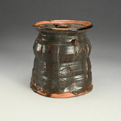 Glistening Dark Mizusashi ー利茶土 ミルグリム “黒釉擂座付水指”