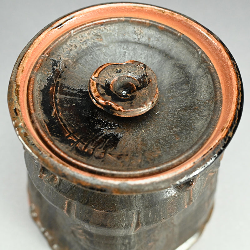 Glistening Dark Mizusashi ー利茶土 ミルグリム “黒釉擂座付水指”