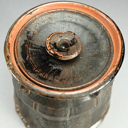 Glistening Dark Mizusashi ー利茶土 ミルグリム “黒釉擂座付水指”