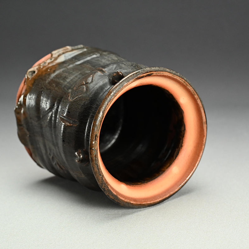 Glistening Dark Mizusashi ー利茶土 ミルグリム “黒釉擂座付水指”